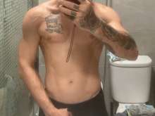Olá tenho 33 anos moreno tatuado